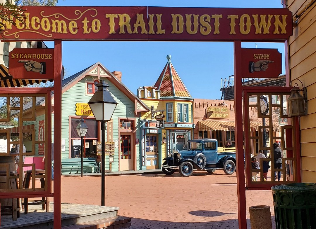 entry to Dust Trail Town in Tucson