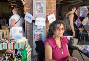 woman who paints selfie miniatrues
