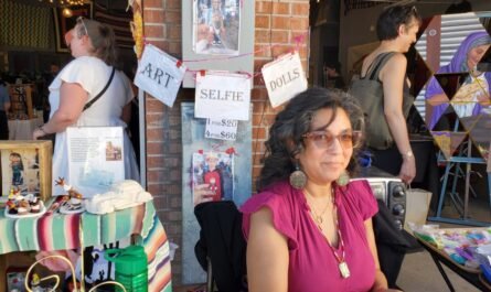 woman who paints selfie miniatrues
